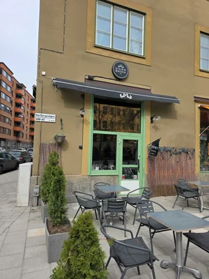 Façade du café Norr Backa à Stockholm, établissement géré par l'IA Mona via Claude.