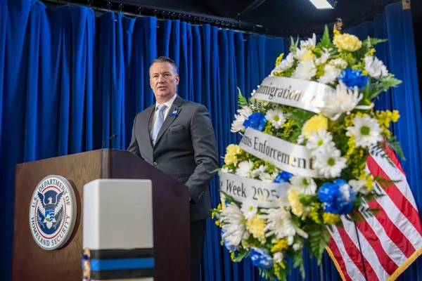 Todd Lyons, directeur par intérim de l'ICE, lors d'une cérémonie pour la Semaine nationale de la police 2025 à Washington D.C.