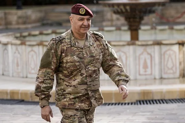 Le général Joseph Aoun en tenue militaire et béret bordeaux.