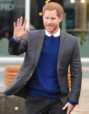 Le prince Harry saluant la foule lors d'un événement public.