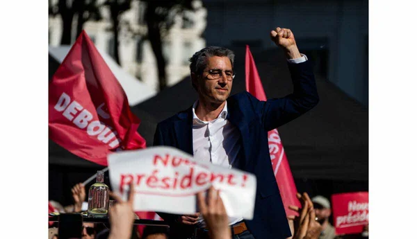 François Ruffin s'affirmant comme candidat des travailleurs lors d'un événement à Lyon.