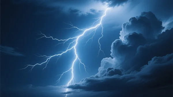 Un éclair puissant et ramifié déchirant un ciel nocturne d'un bleu profond et sombre, illuminant les contours de nuages d'orage massifs