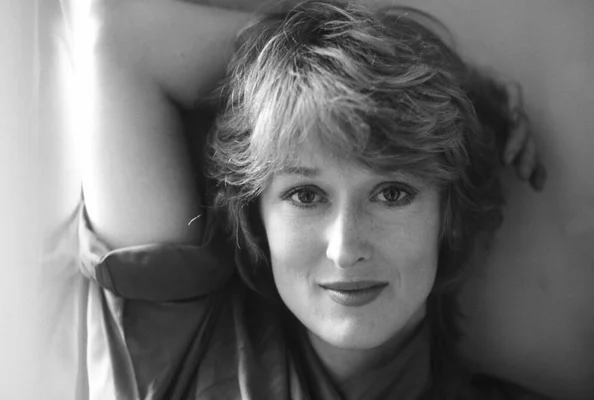 Meryl Streep en noir et blanc dans une pose intimiste et détendue