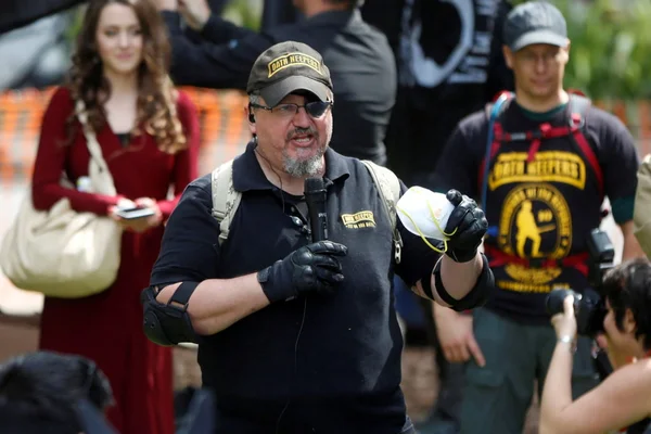 Le fondateur des Oath Keepers s'exprimant publiquement.