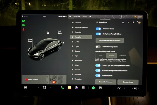 Paramètres de l'Autopilot Tesla avec les fonctions Beta activées.