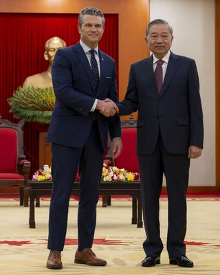 Le secrétaire à la Défense Pete Hegseth serrerait la main du secrétaire général To Lam à Hanoi.