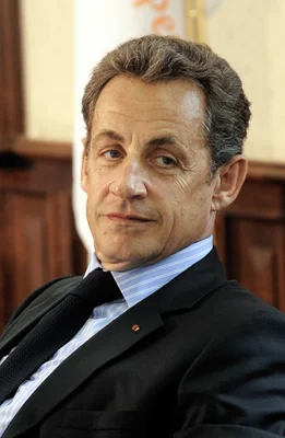Photographie de Nicolas Sarkozy dans un cadre formel.