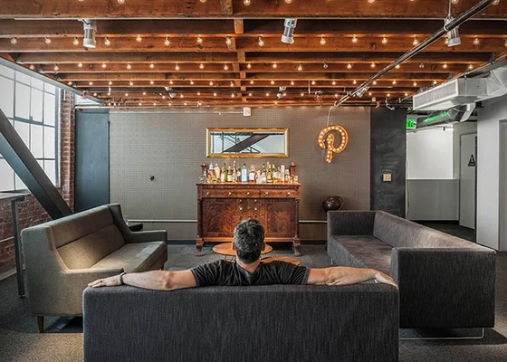 Un employé travaillant dans les espaces de détente des bureaux de Pinterest.