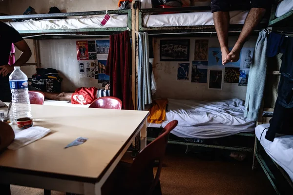 Conditions de vie indignes dans une cellule surpeuplée d'une prison française.