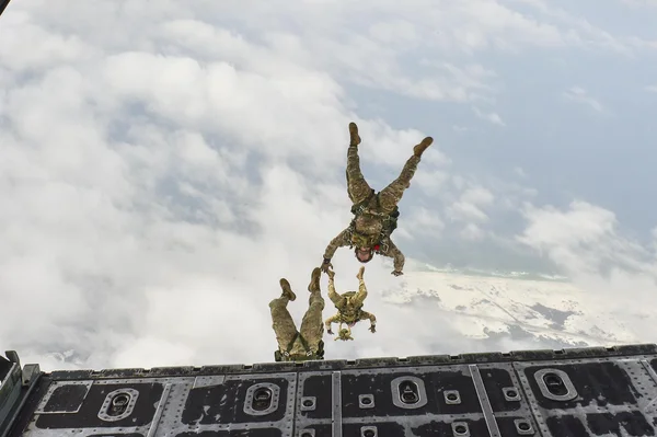 Saut HALO depuis un MC-130P Combat Shadow par des membres du 7ème Special Forces Group, mai 2015.