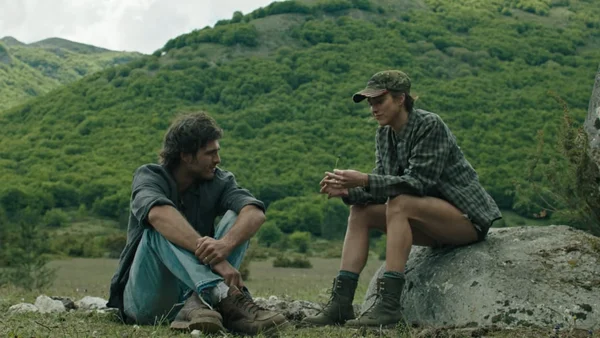 Extrait de la bande-annonce de 'The Dog Stars' montrant Jacob Elordi et un autre personnage dans un paysage post-apocalyptique.