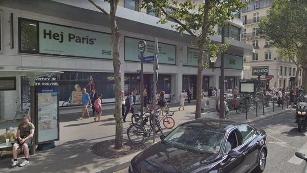 Devanture du magasin Hej Paris avec piétons et vélos en arrière-plan.