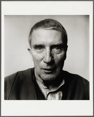Portrait de Brion Gysin face caméra, portant gilet et chemise claire.