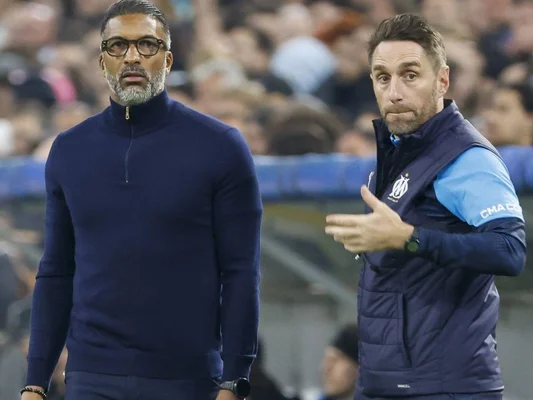 Discussion animée entre Habib Beye et un membre du staff de l'OM.