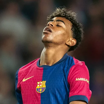 Lamine Yamal dans son équipement du FC Barcelone.