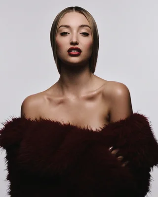 Portrait studio de Bella Podaras pour Numéro Netherlands.