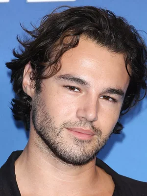 Portrait en gros plan d'Anthony Colette sur fond bleu.