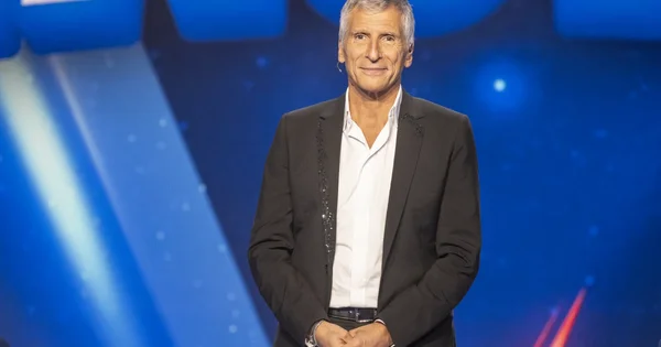 Nagui sur le plateau de 'Tout le monde veut prendre sa place'.