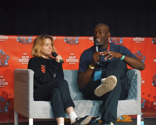 Milly Alcock et Steve Toussaint lors d'un panel au German Comic Con de Dortmund en décembre 2022.