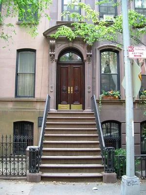 L'entrée de la maison de Carrie Bradshaw au 66 Perry Street dans le West Village.