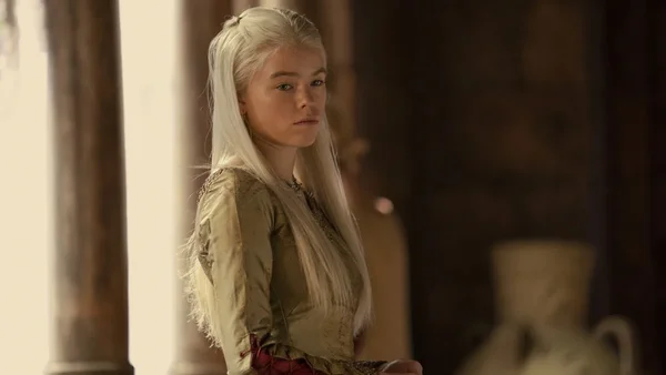 Milly Alcock en tenue décontractée lors d'un événement en intérieur.