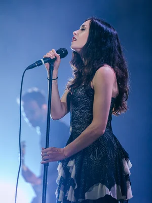 Olivia Ruiz en concert lors du festival de Cornouaille à Quimper en 2017.