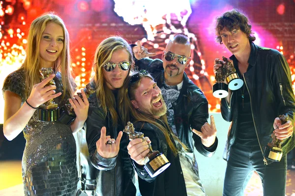 Zara Larsson, Sabaton et Håkan Hellström célébrant leur victoire aux Rockbjörn à Stockholm en 2013.