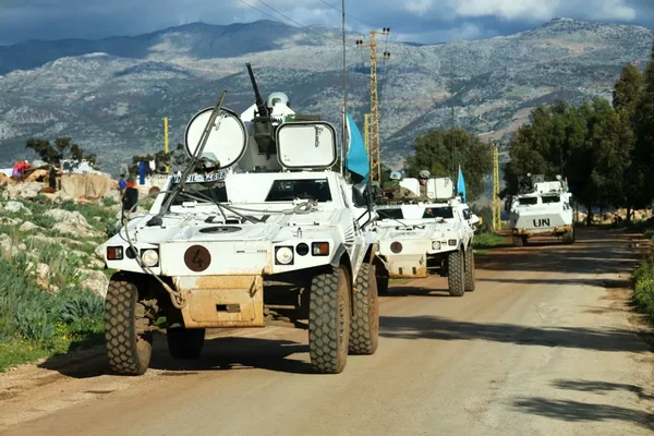 Un convoi de la FINul empruntant une route escarpée dans le sud du Liban, avec des soldats à bord.
