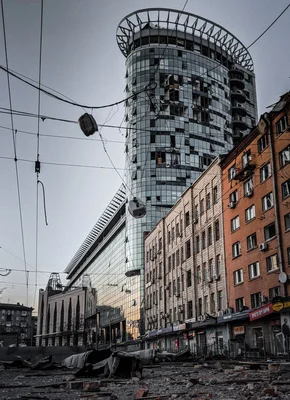 Un gratte-ciel moderne endommagé par les bombardements, illustrant les besoins de reconstruction économique en Ukraine.