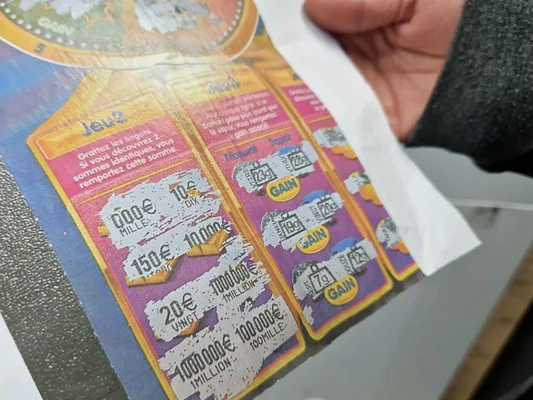 Un ticket à gratter gagnant de 1 million d'euros oublié par un joueur sur un comptoir à Saint-Étienne.