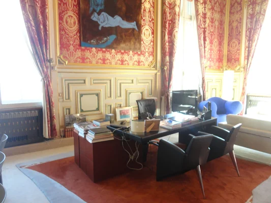 Le bureau du maire de Lyon, caractérisé par son décor rouge et or.