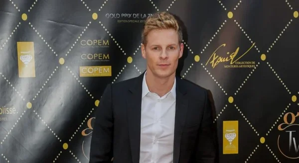 Portrait officiel de Matthieu Delormeau pour le magazine Closer.