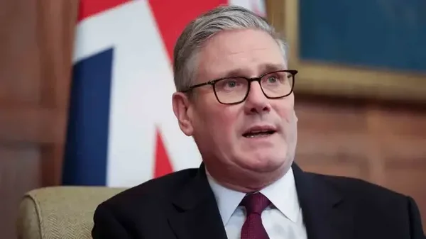 Keir Starmer assis lors d'une déclaration où il qualifie les propos de Trump d'insultants.