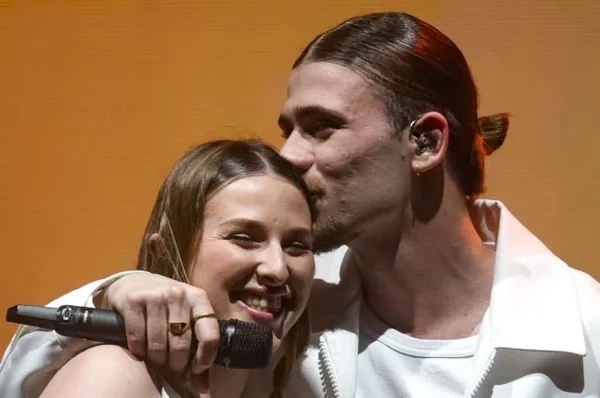 Pierre Garnier et Héléna Bailly partageant un moment complice dans les coulisses d'un festival.