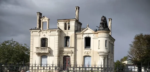 L'état actuel du château de la Corderie après le passage du feu.