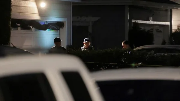 Forces de l'ordre devant une résidence dans le cadre de l'enquête sur Cole Allen.