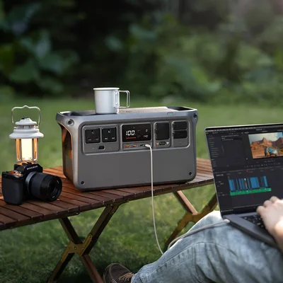 Utilisation en plein air de la DJI Power 1000 pour alimenter des équipements numériques et d'éclairage.