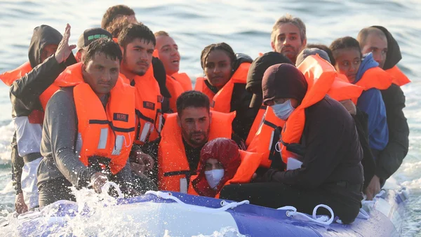 Regroupement de migrants discutant de leur rôle et de leur impact sur l'économie européenne.