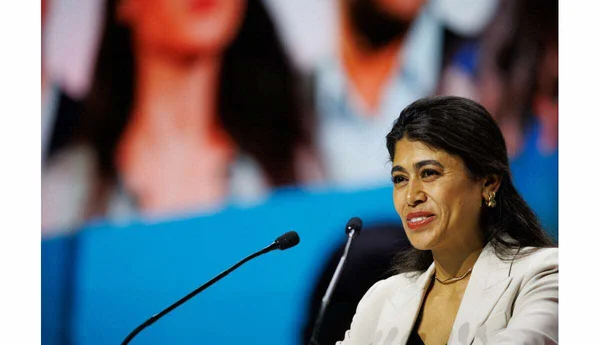 Rima Hassan s'adressant à la presse lors d'un événement politique en 2024.