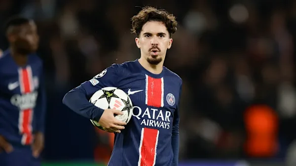 Vitinha sur le terrain avec un ballon, portant l'équipement du Paris Saint-Germain.