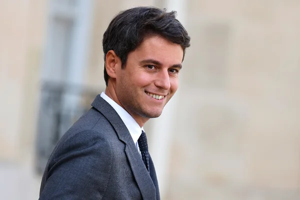 Gabriel Attal posant pour un portrait dans un cadre architectural.