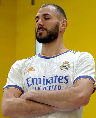 Karim Benzema portant la tenue domicile du Real Madrid pour la saison 2021-2022.