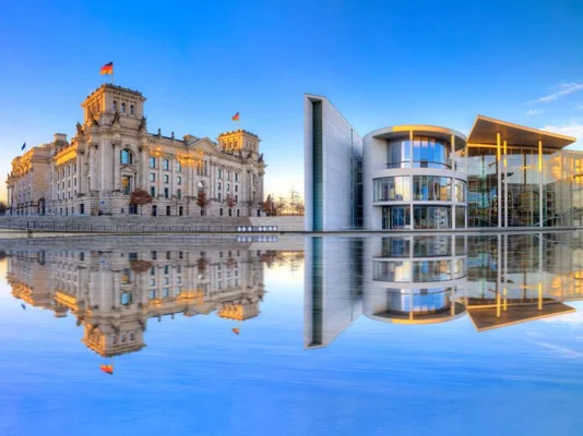 Le Reichstag et le bâtiment Paul Löbe, symboles des institutions politiques à Berlin.