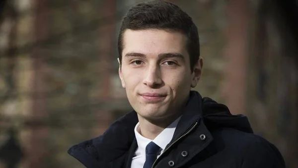 Jordan Bardella, tête de liste aux européennes, en extérieur.