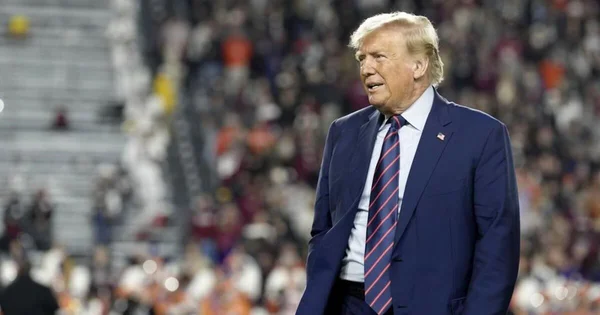 Donald Trump lors d'un rassemblement, illustrant l'article sur le rejet de son immunité concernant l'assaut du 6 janvier.