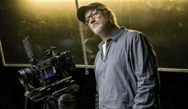 David Fincher au travail près d'une caméra, illustrant sa maîtrise technique.