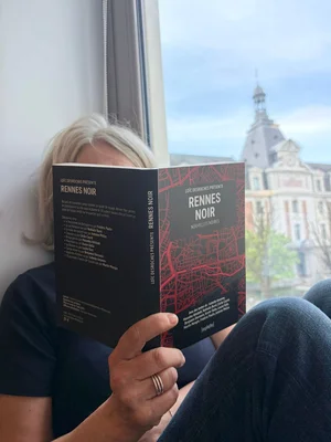 Le livre 'RENNES NOIR', utilisé comme guide de fiction pour explorer la ville de Rennes.