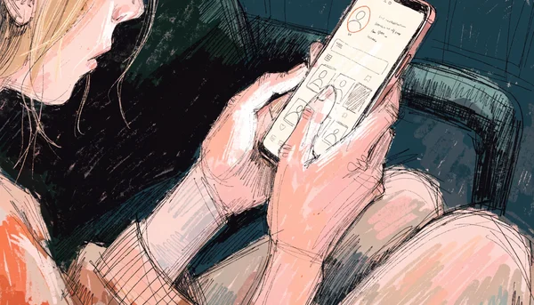 Gros plan sur les mains d'une personne tenant un smartphone, faisant défiler nerveusement le profil d'un réseau social dans une pièce sombre