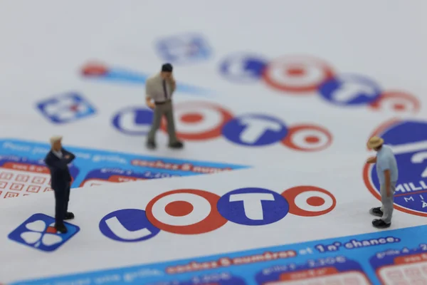 Des tickets de Loto avec le texte '2 MILLIONS' illustrant un gain remporté malgré un ticket oublié au restaurant.