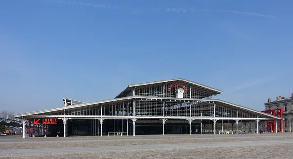 La Grande Halle de la Villette, unehalle d'exposition emblématique au style architectural moderne.